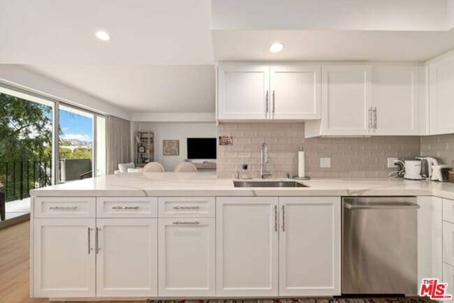 Foto del edificio - 818 N Doheny Dr