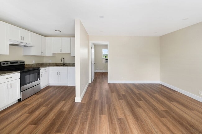 Building Photo - Newly Renovated spacious one bedroom one b...