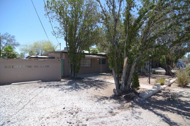 Building Photo - Remodeled 2 Bedroom 2 Bath House! Great Ce...