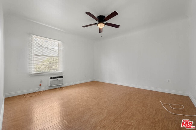 Foto del edificio - 1283 W 36th St