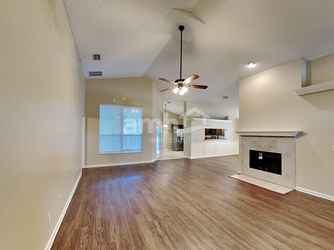 Foto del edificio - 807 Hickory Knolls Dr