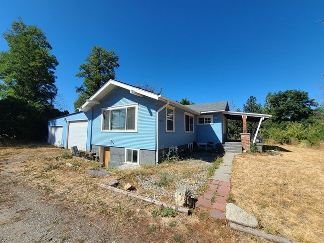 Building Photo - $2,200- 4 Bed / 2 Bath House on an Almost Acre Lot in Spokane Valley