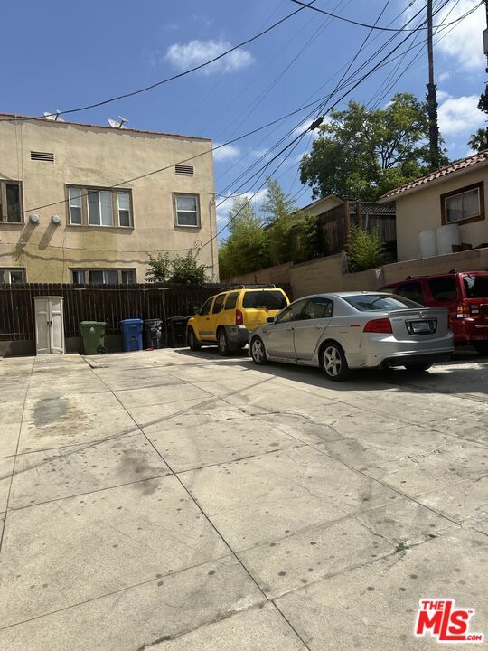 Building Photo - 156 N Kenmore Ave