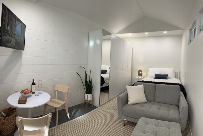 Cómoda mesa y sillas de cocina, sofá de dos plazas para ver televisión, cama tamaño queen. - 6353 W 84th St