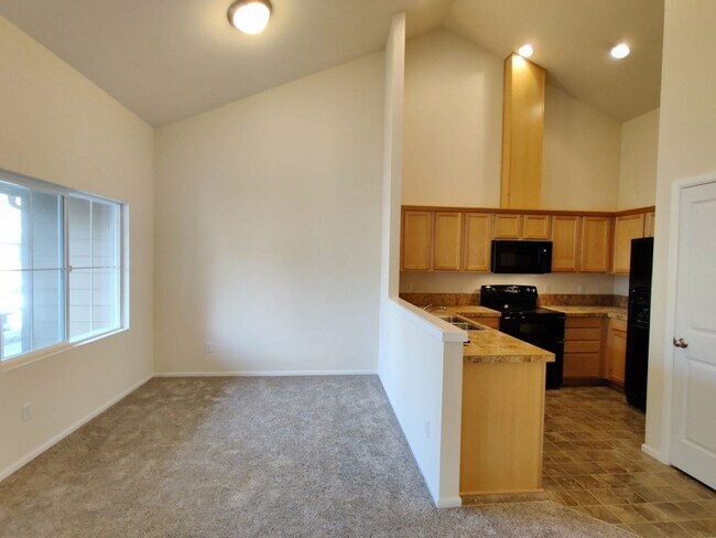 Foto del edificio - Townhome w/ New Paint
