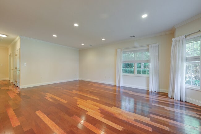 Building Photo - 115 Pond View Dr