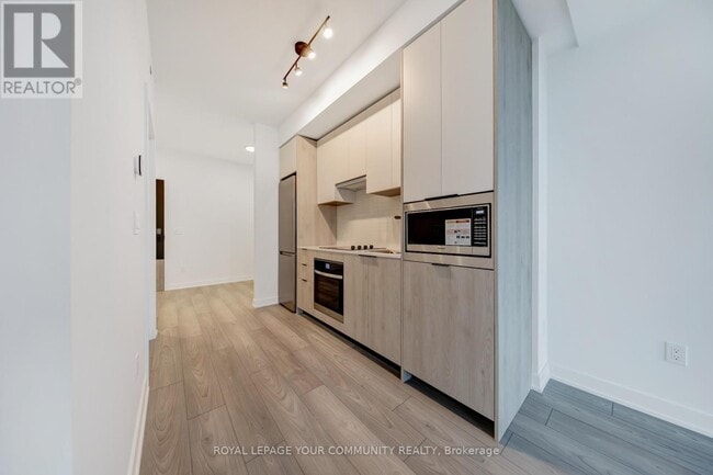 Building Photo - 1007 The Queensway