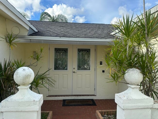 Foto del edificio - 1485 Woodcrest Rd N