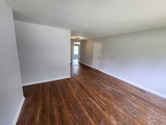 Foto del edificio - Beautiful 3 bedroom 1 bath with attached g...