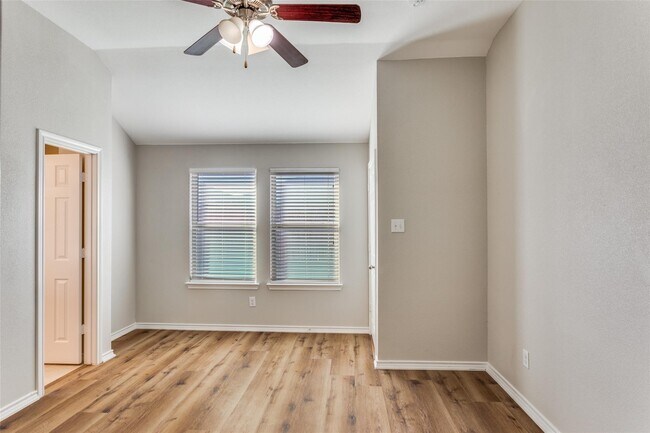 Foto del edificio - 2729 Adams Fall Ln