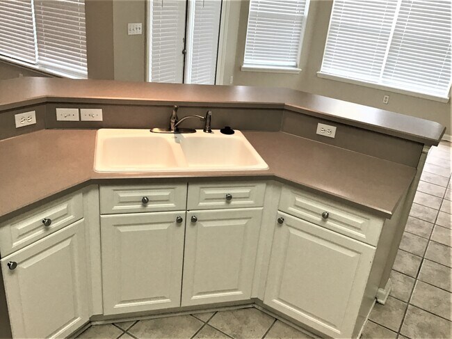 Foto del edificio - 587 Oakmont Dr