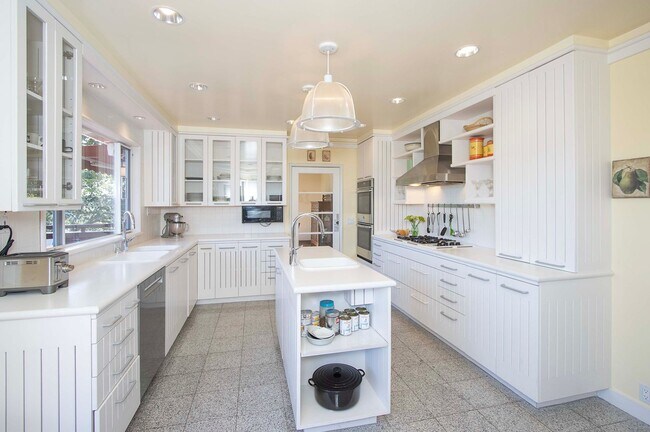 Building Photo - Gated 4bd/3ba Kentfield Home