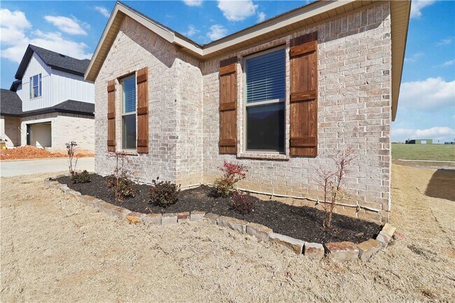 Building Photo - 7014 SW Orange Ave
