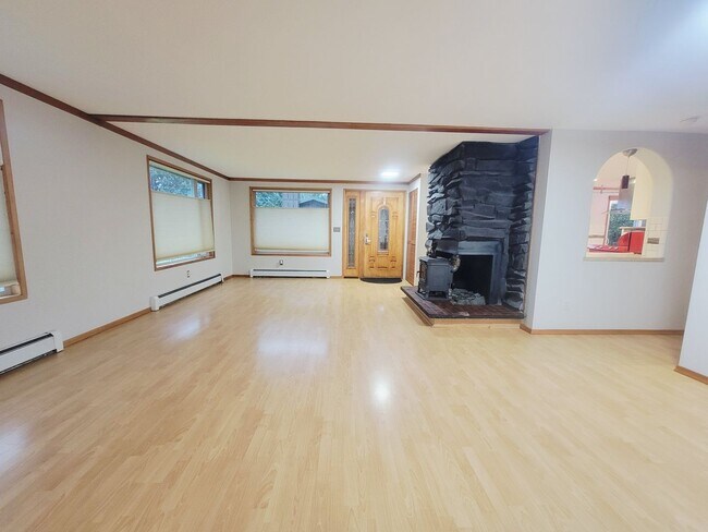 Foto del edificio - Spacious 3-Bedroom Home with Fenced Yard &...