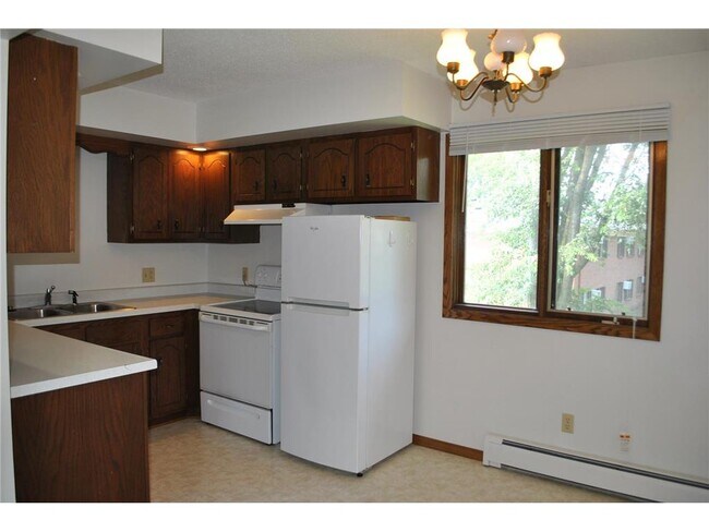 Building Photo - 631 13th St S