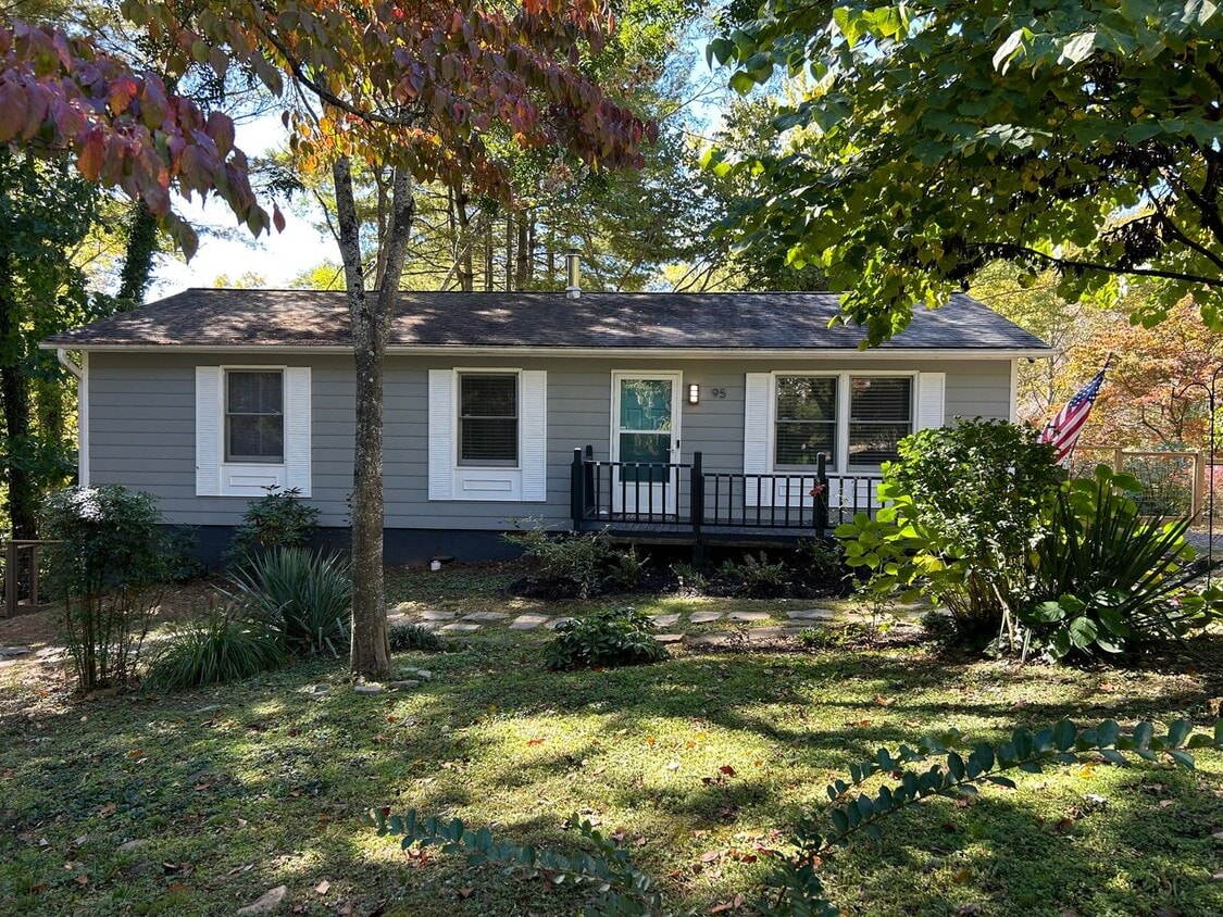 Primary Photo - Kenilworth - Adorable 2 Bedroom House