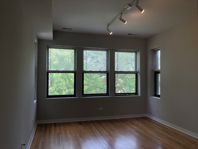 Foto del edificio - 6704 N Artesian Ave