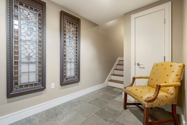 Building Photo - 2420 Beacon St