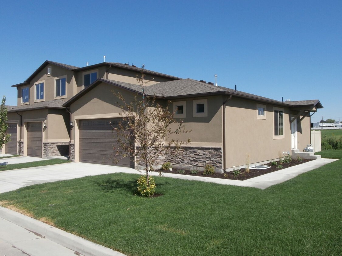 Primary Photo - Luxury Tremonton Town-Home for For Rent