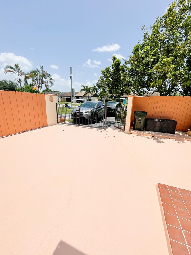 Building Photo - 5625 Biscayne Dr