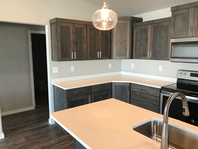 Building Photo - 4 bed 3 bath