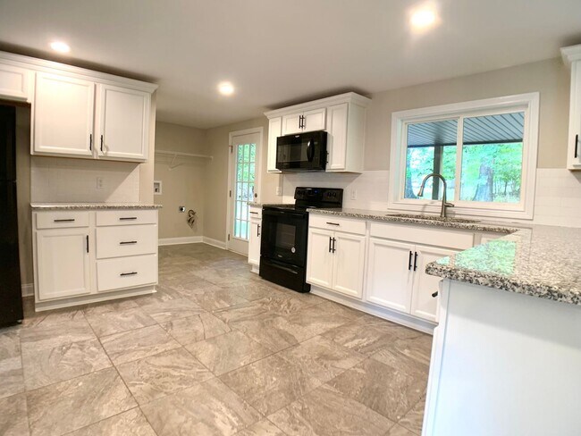 Building Photo - 1495 Briar Hill Dr