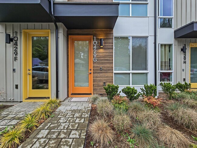 Building Photo - Stylish 2BR Townhome: Custom Features, Roo...