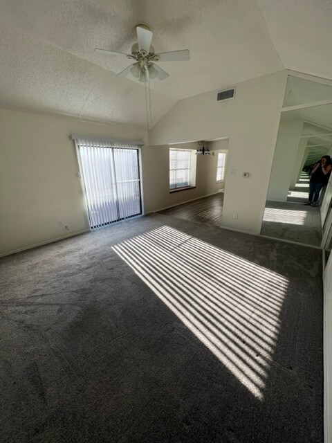 Living room - 1050 League St S