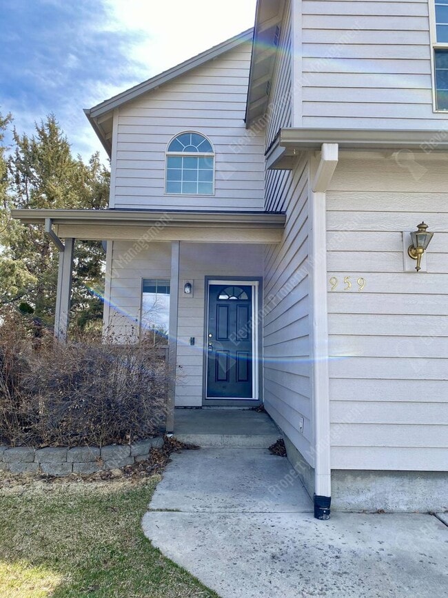 Building Photo - 959 NE Hidden Valley Dr