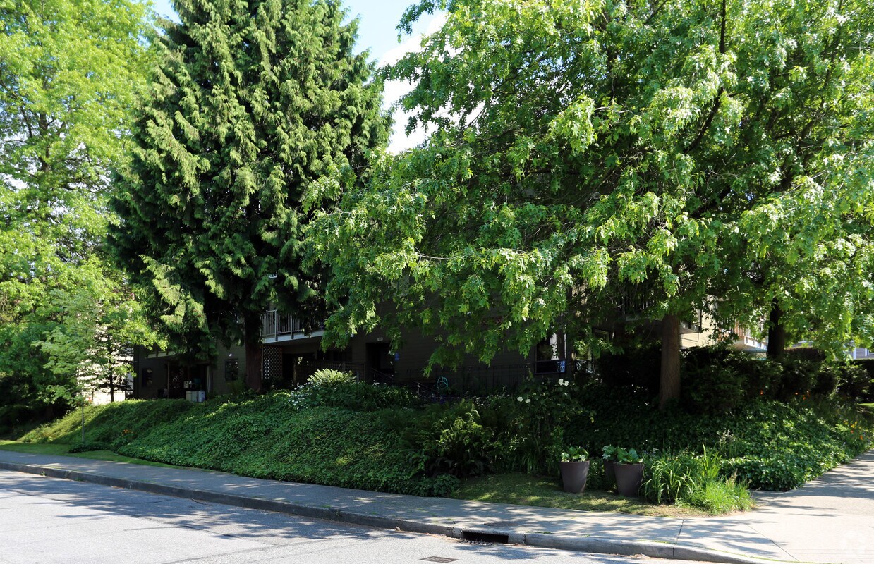 Primary Photo - Seven Maples/ Woodcroft