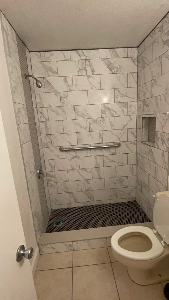 Foto del edificio - 2223 Leo Dr