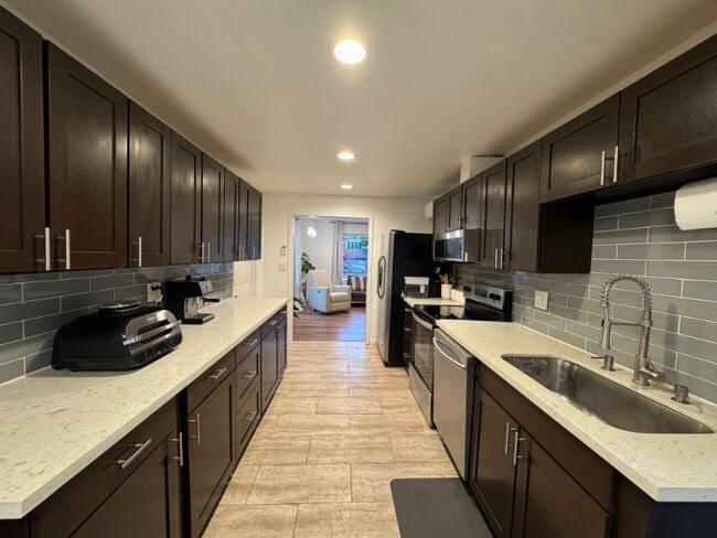 Building Photo - 723 N 184th St