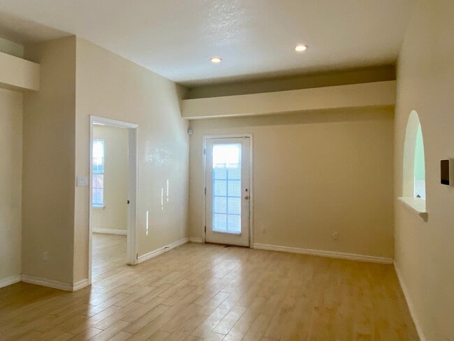 Building Photo - 617 Cielo Vista Ct