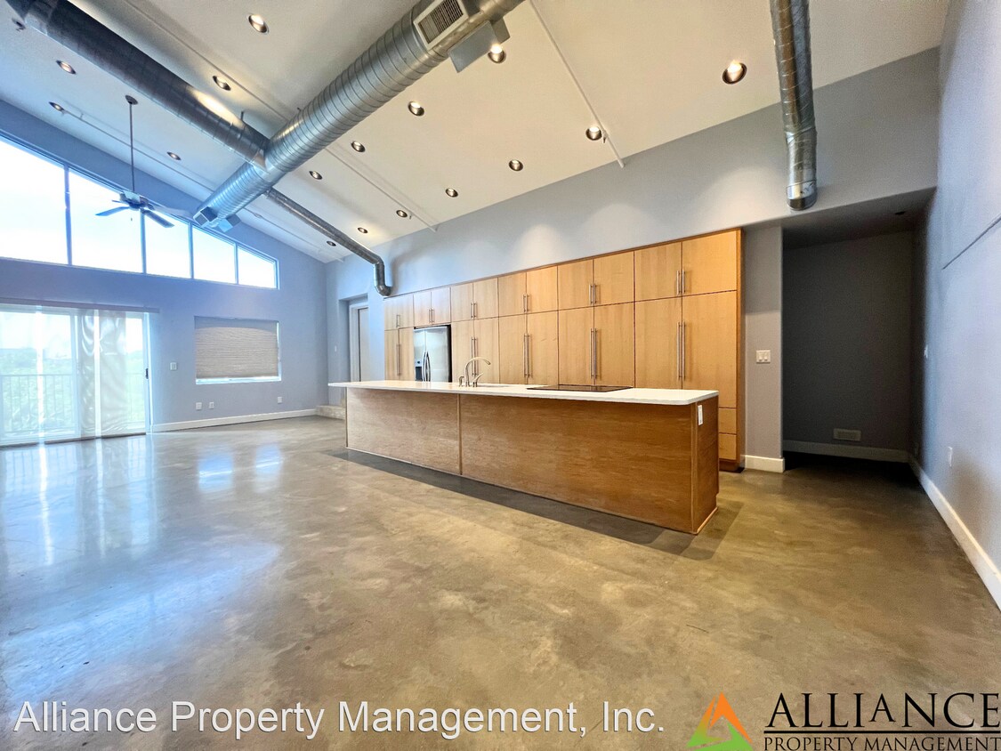 Foto principal - 2 br, 2 bath House - 820 N. Manhattan Ave....