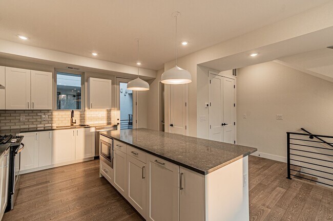 Foto del edificio - Newer Build 2 Bedroom, 4 Bathroom Jefferson Park Townhome