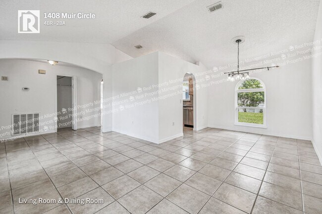 Foto del edificio - Charming 4-Bedroom Ranch with a Spacious L...