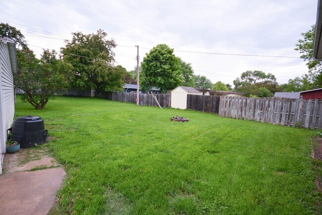 Foto del edificio - Unique multilevel floorplan with TONS of storage