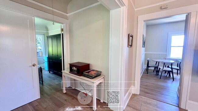 Building Photo - Large top floor 3 bedroom fully furnished walking distance to UC Berkeley Campus!