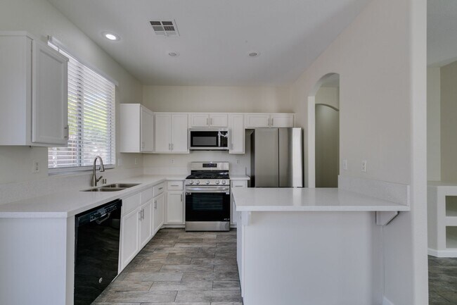 Foto del edificio - Beautifully updated 3-bedroom home offerin...