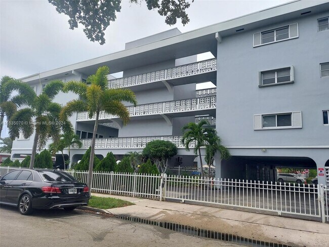 Foto del edificio - 1818 Rodman St