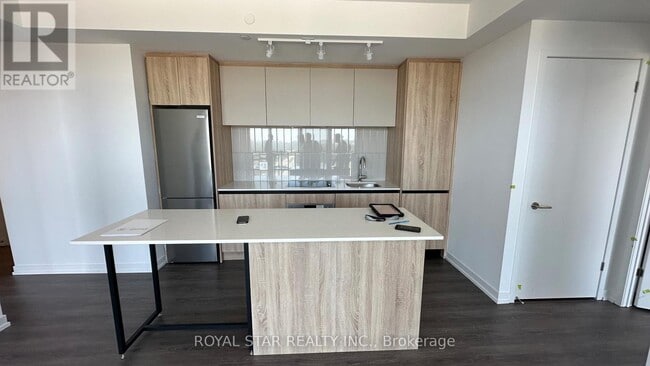 Photo du bâtiment - 7950-B-7950 Bathurst St