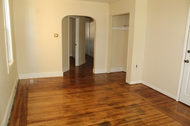 Building Photo - 1st Floor Apartment