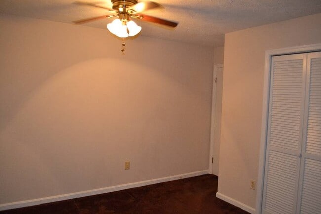 Building Photo - Spacious 1 Bedroom Condo In Lake Ridge