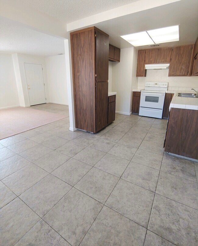 Building Photo - Spacious 3 bedroom 1.5 bathroom condo in S...