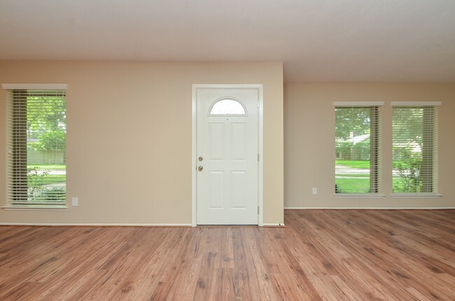 Foto del edificio - 3027 Colonial Dr