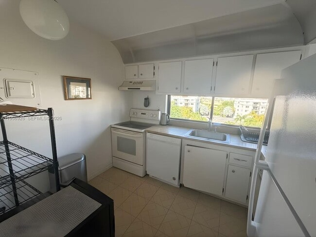 Foto del edificio - 17021 N Bay Rd