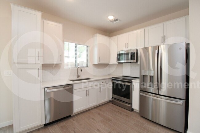 Building Photo - 2818 W Red Fox Rd