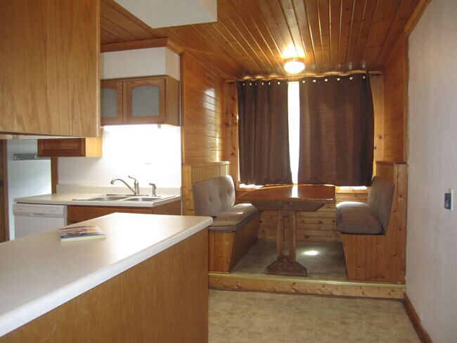 Building Photo - Three Bedroom Unit; Mankato!