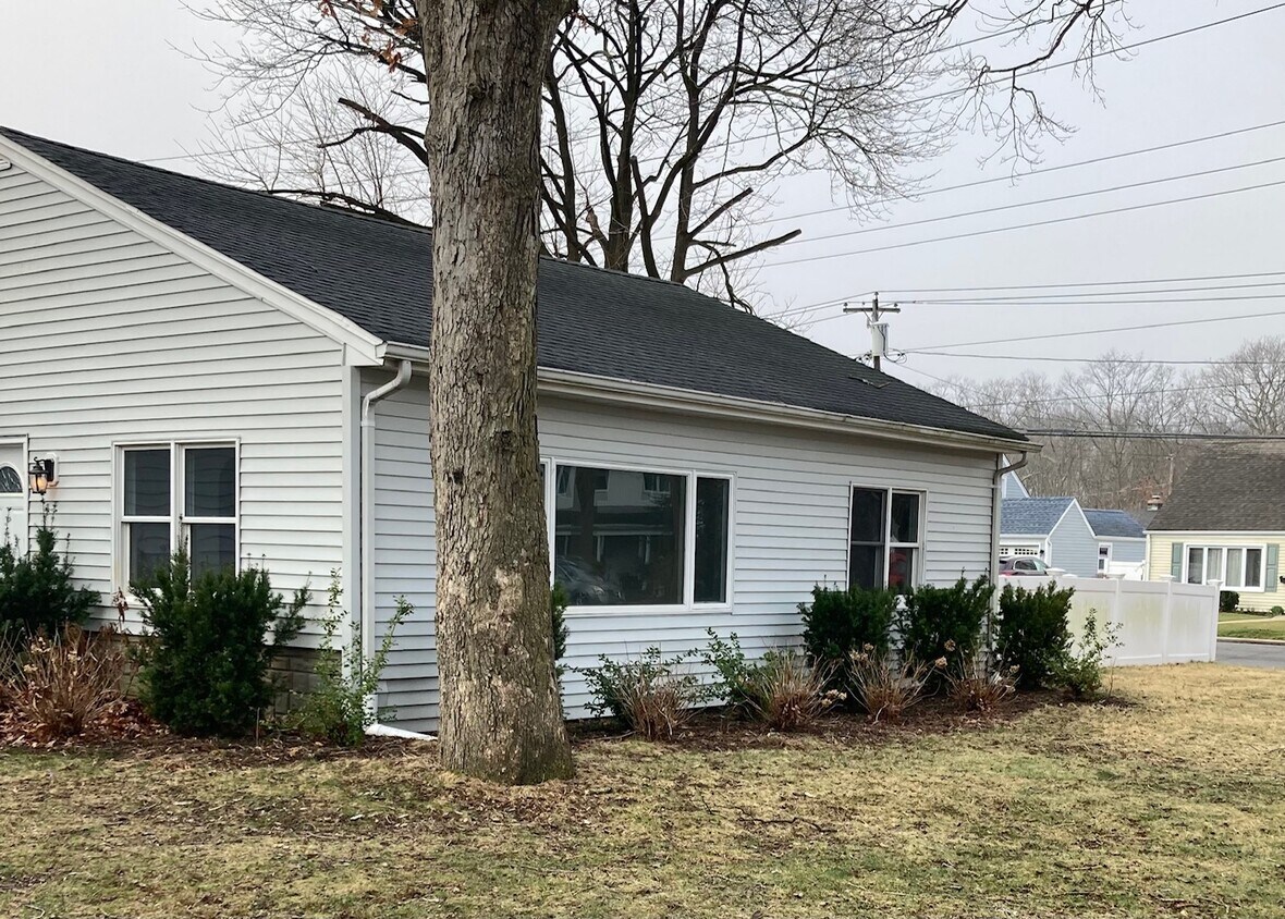 2 Michigan Ave, Massapequa, NY 11758 House Rental in Massapequa, NY