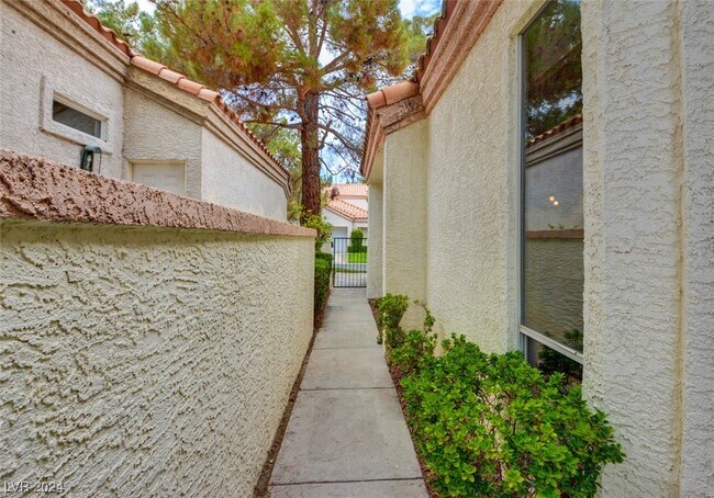 Building Photo - 8941 Diamond Falls Dr